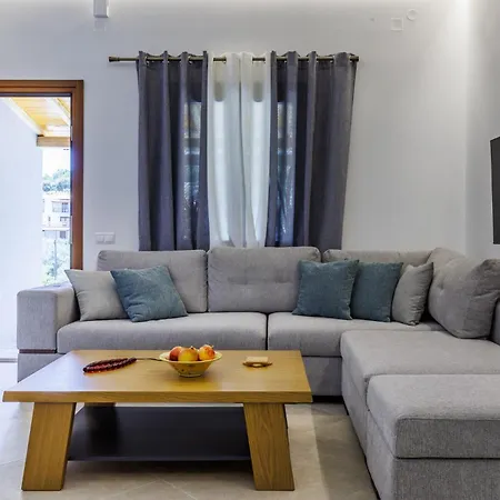 Astraea - Modern Comfort Near Town *